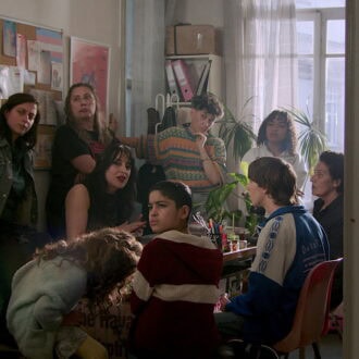 姪を探すリアとアチは、トランス女性の弁護士エヴリムと出会う。『CROSSING　心の交差点』© 2023 French Quarter Film AB, Adomeit Film ApS, Easy Riders Films, RMV Film AB, Sveriges Television AB