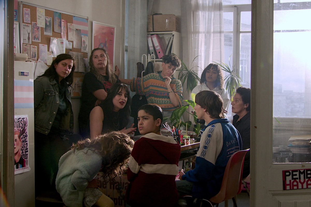 姪を探すリアとアチは、トランス女性の弁護士エヴリムと出会う。『CROSSING　心の交差点』© 2023 French Quarter Film AB, Adomeit Film ApS, Easy Riders Films, RMV Film AB, Sveriges Television AB