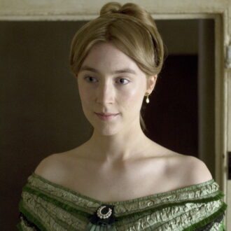 シャーロット役のシアーシャ・ローナン。『アンモナイトの目覚め』© 2020 The British Film Institute, British Broadcasting Corporation and Fossil Films Limited