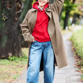 トレンドカラーの赤のパーカーで初詣