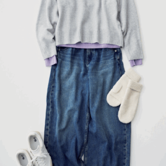 スフレヤーンクルーネックセーター¥3,990、デニムパンツ¥4,990、ニットキャップ¥1,500、ミトン¥1,990 /すべてユニクロ、スニーカー¥4,990 /ユニクロ:シー(ユニクロ)