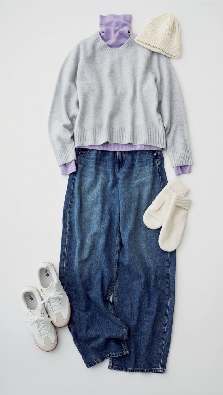 スフレヤーンクルーネックセーター¥3,990、デニムパンツ¥4,990、ニットキャップ¥1,500、ミトン¥1,990 /すべてユニクロ、スニーカー¥4,990 /ユニクロ:シー(ユニクロ)