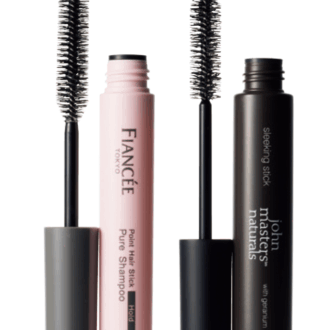 （右）オーガニックの植物オイルが髪に浸透し、整えながらケアも叶える。 スリーキングスティック N 15g ¥2,530／ジョンマスターオーガニック　 （左）ピタッとまとめる強力キープ処方。 フィアンセ ポイントヘアスティック ホールド ピュアシャンプーの香り 10mL¥990／井田ラボラトリーズ