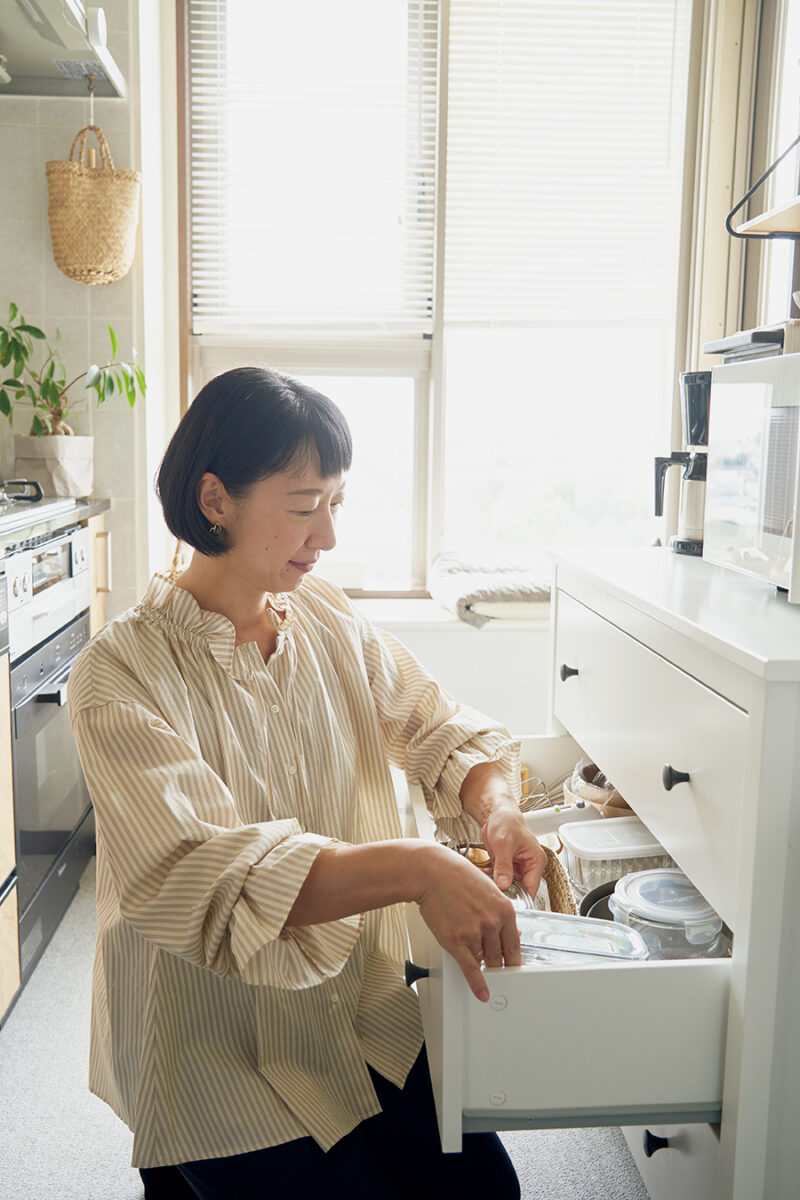 古いキッチンなので収納が少なく、イケアのチェストで増設。