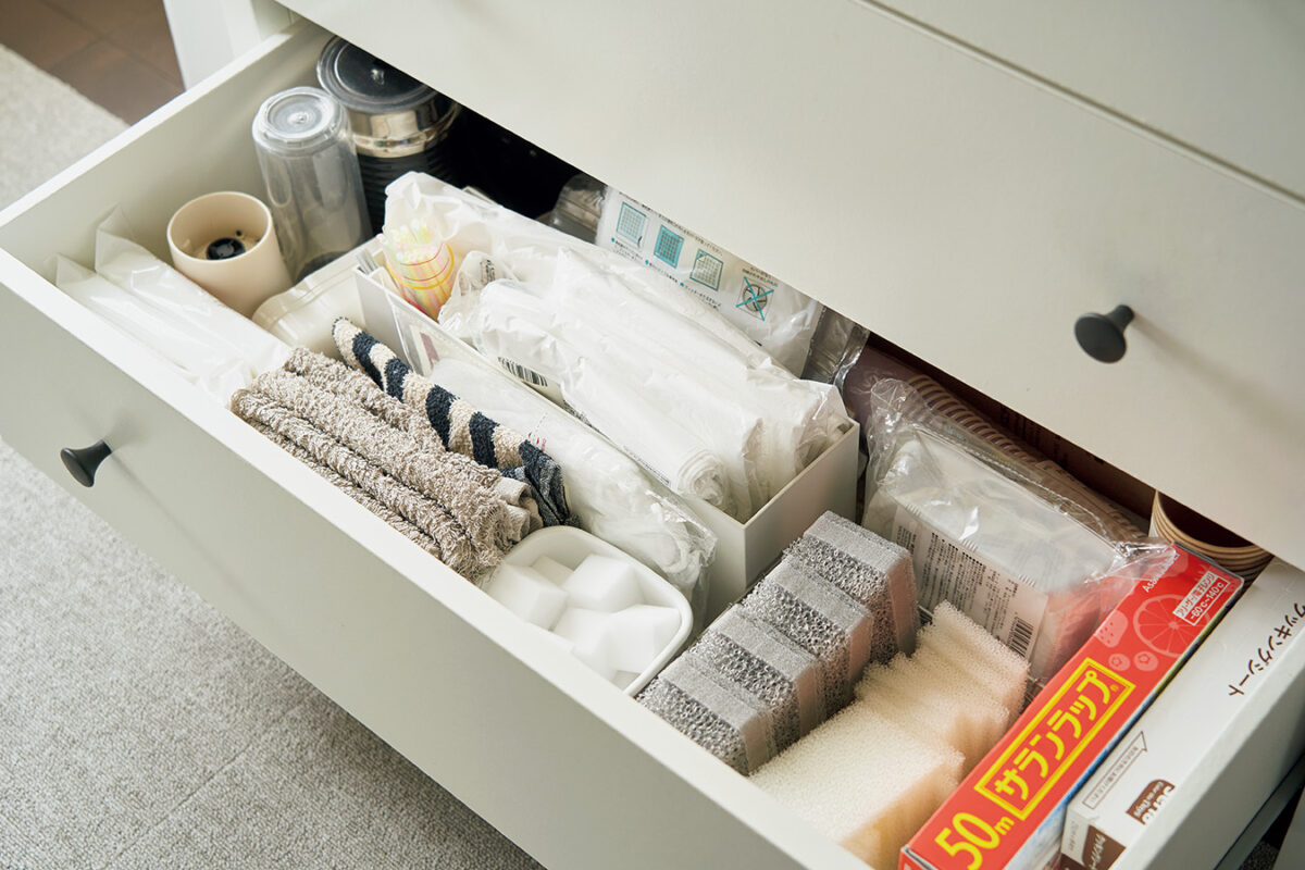 収納グッズはかごやホーローの収納容器、パウンドケーキ型などで代用。