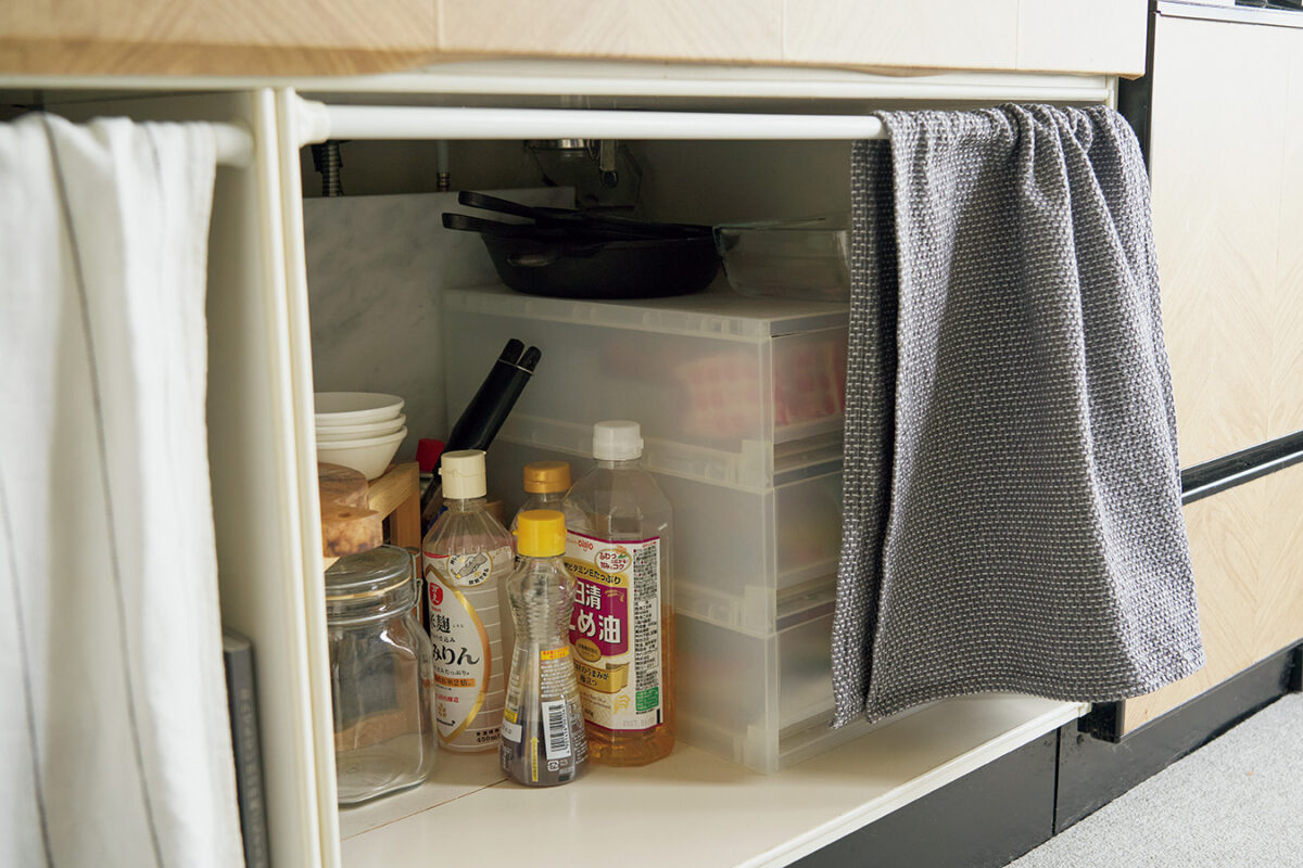 ストックはほとんど持たないため、調味料や食材置き場のシンク下もこんなりすっきり。