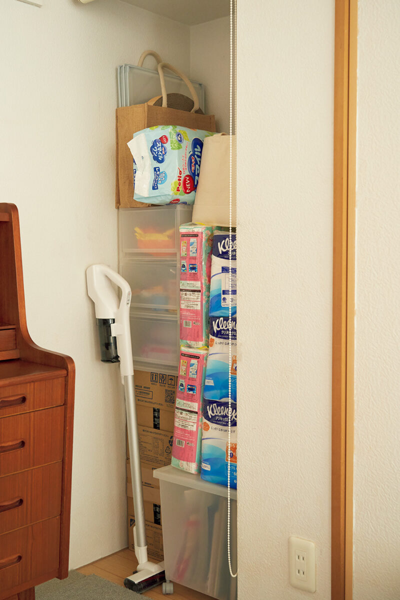 部屋の一角にある防災品コーナー。 カセットコンロ、缶詰、使い捨ての紙皿などは収納ケースに。携帯トイレ、ミネラルウォーター、トイレットペーパーもストック。