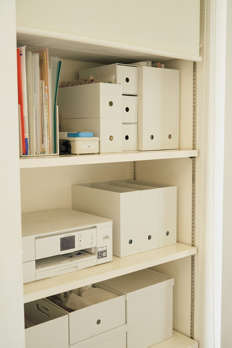 廊下にある収納。学校書類、マンション設備や家電のトリセツを無印良品のファイルボックスへ。
