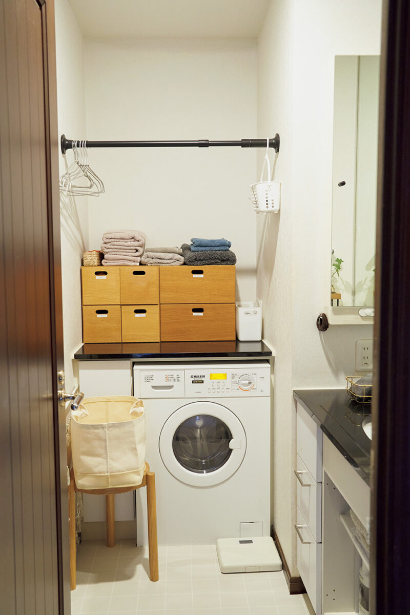 洗濯乾燥機の上の木箱は無印良品のもので、タオルや娘のパジャマなどを収納。