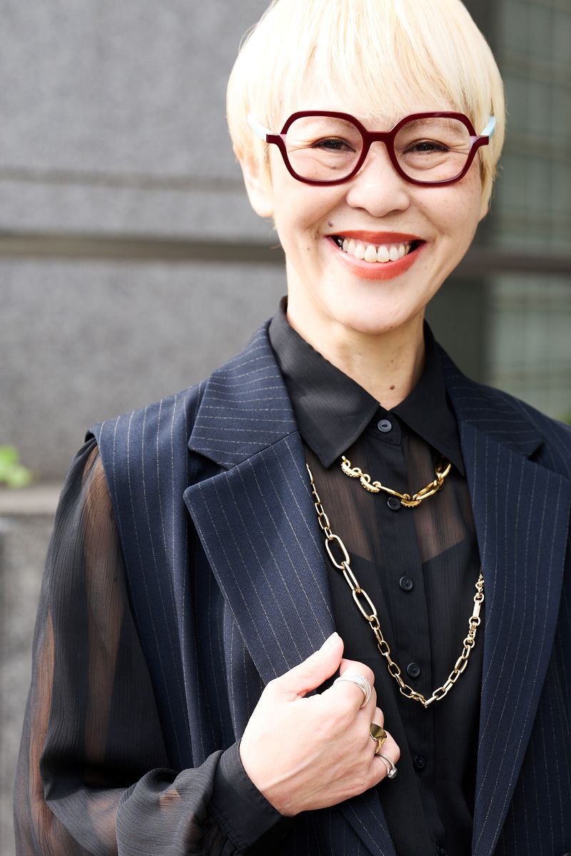 大ぶりのゴールドネックレスで華を添える