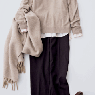 コットンシャツ¥2,990、スマートアンクルパンツ¥3,990、スフレヤーンチャンキーストール¥2,990/すべてユニクロ、ローファー/スタイリスト私物