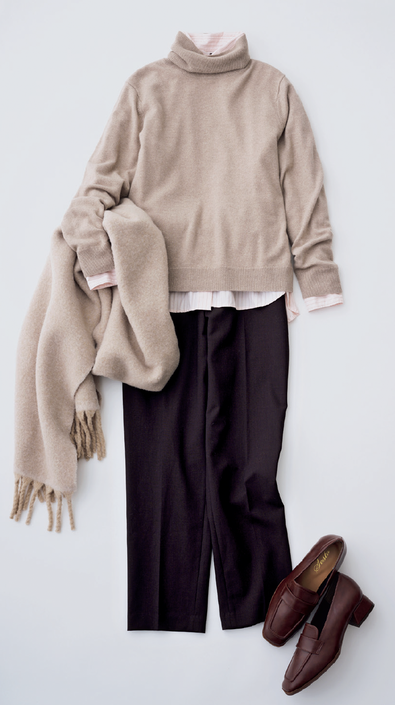 コットンシャツ¥2,990、スマートアンクルパンツ¥3,990、スフレヤーンチャンキーストール¥2,990/すべてユニクロ、ローファー/スタイリスト私物