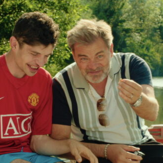 泥棒父のオルピとサッカー好きの少年。『サムシング・エクストラ！ やさしい泥棒のゆかいな逃避行』© 2024 CINE NOMINE - M6 FILMS - AUVERGNE-RHÔNE-ALPES CINEMA – SAME PLAYER - KABO FILMS - ECHO STUDIO - BNP PARIBAS PICTURES - IMPACT FILM