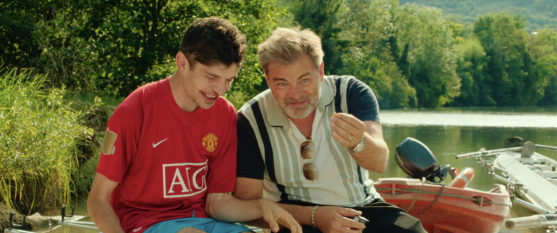 泥棒父のオルピとサッカー好きの少年。『サムシング・エクストラ！ やさしい泥棒のゆかいな逃避行』© 2024 CINE NOMINE - M6 FILMS - AUVERGNE-RHÔNE-ALPES CINEMA – SAME PLAYER - KABO FILMS - ECHO STUDIO - BNP PARIBAS PICTURES - IMPACT FILM