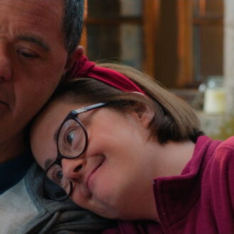 脚本はアマチュア俳優それぞれにあわせて当て書きをしたという。『サムシング・エクストラ！ やさしい泥棒のゆかいな逃避行』© 2024 CINE NOMINE - M6 FILMS - AUVERGNE-RHÔNE-ALPES CINEMA – SAME PLAYER - KABO FILMS - ECHO STUDIO - BNP PARIBAS PICTURES - IMPACT FILM