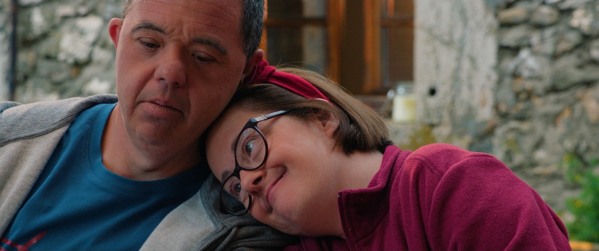 脚本はアマチュア俳優それぞれにあわせて当て書きをしたという。『サムシング・エクストラ！ やさしい泥棒のゆかいな逃避行』© 2024 CINE NOMINE - M6 FILMS - AUVERGNE-RHÔNE-ALPES CINEMA – SAME PLAYER - KABO FILMS - ECHO STUDIO - BNP PARIBAS PICTURES - IMPACT FILM