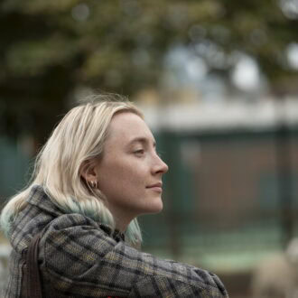 主人公の状況を表した髪色にも注目。『おくびょう鳥が歌うほうへ』© 2024 The Outrun Film Ltd., WeydemannBros. Film GmbH, British Broadcasting Corporation and StudioCanal Film GmbH. All Rights Reserved.