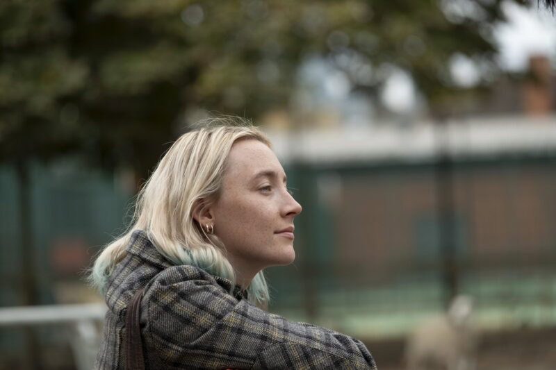 主人公の状況を表した髪色にも注目。『おくびょう鳥が歌うほうへ』© 2024 The Outrun Film Ltd., WeydemannBros. Film GmbH, British Broadcasting Corporation and StudioCanal Film GmbH. All Rights Reserved.