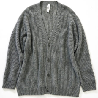 カーディガン¥66,000 ／コンテンポ（ヤエカ ホーム ストア）