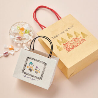 お菓子などを入れたプチギフトも、スタンプを押すだけで豪華な印象に。