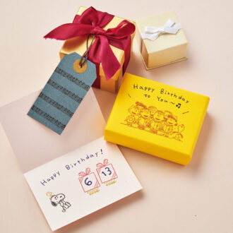 バースデーカードはもちろん、ラッピングにも便利。