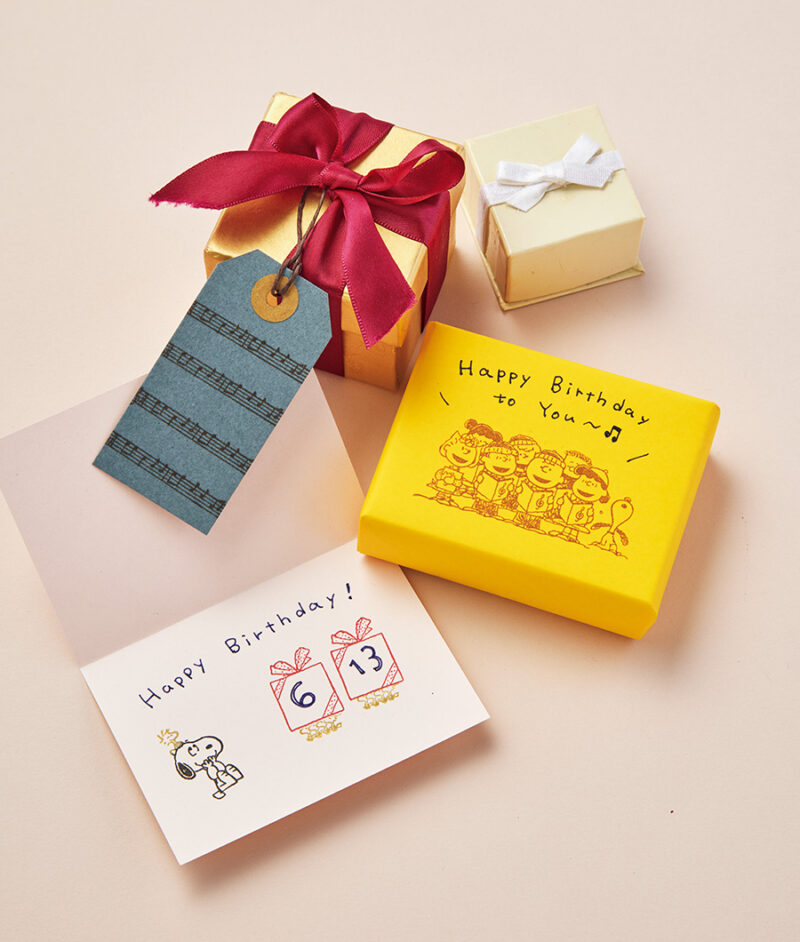 バースデーカードはもちろん、ラッピングにも便利。