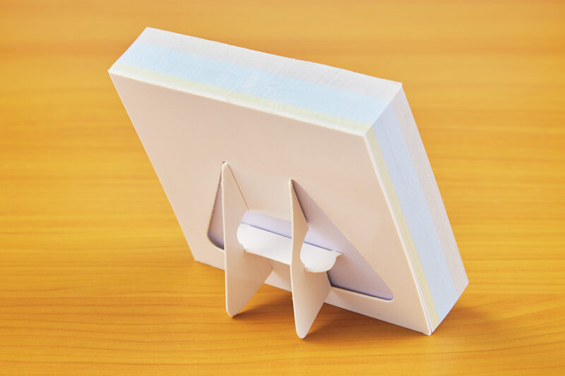 簡易スタンドが付いているので、立てかけられます。 テーブルやデスクに置いて使えて便利。