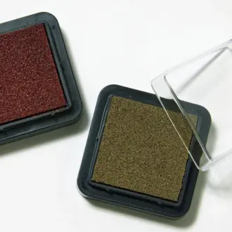 ややくすんだニュアンスレッドとアンティークゴールド。 大人っぽく、かつ華やぐ季節にぴったりのカラー。