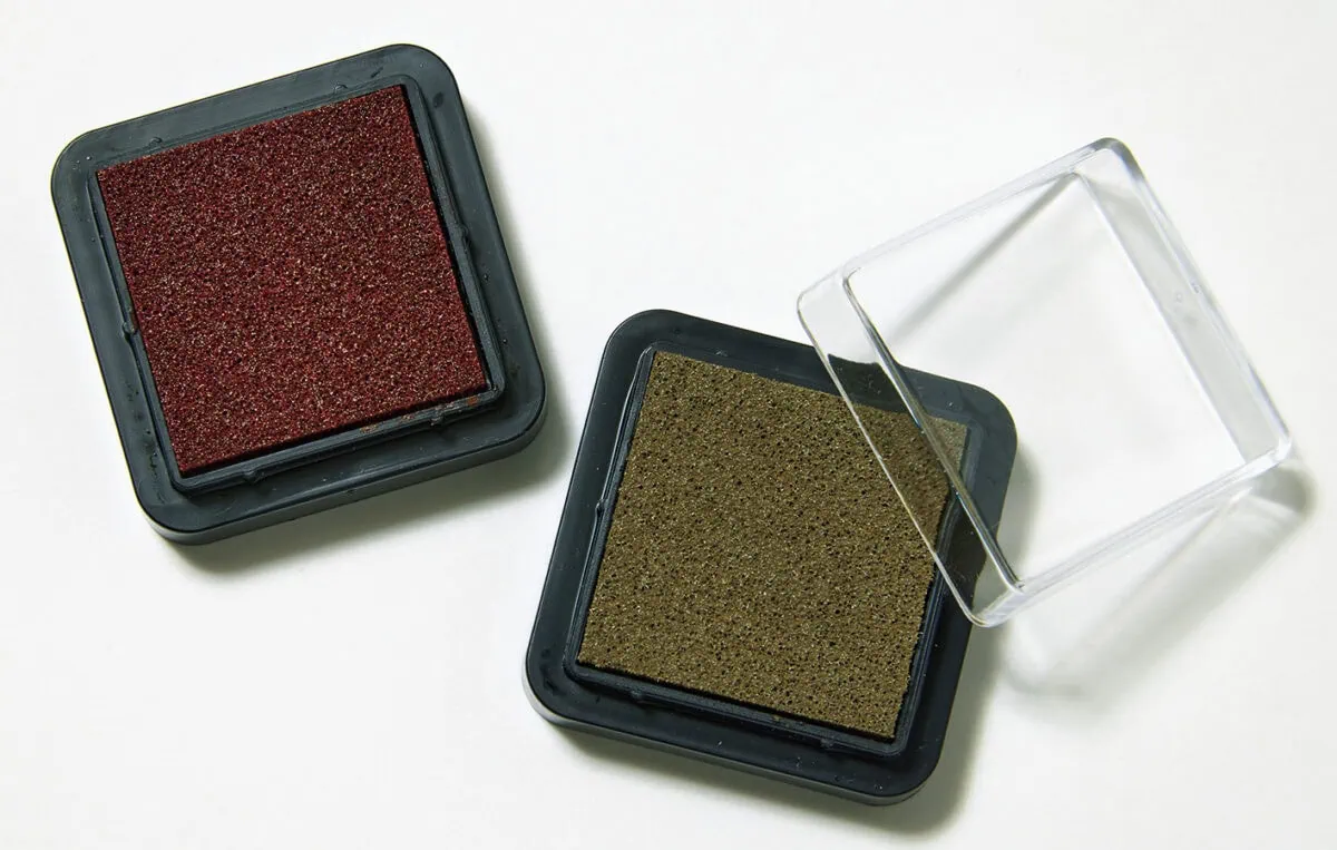 ややくすんだニュアンスレッドとアンティークゴールド。 大人っぽく、かつ華やぐ季節にぴったりのカラー。