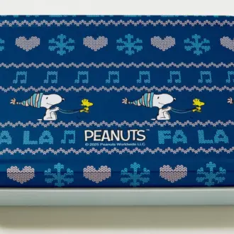 編み込みニット風のプリントと、スヌーピー＆ウッドストックのイラストがマッチしたおしゃれなブリキ缶。