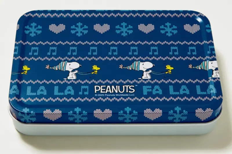 編み込みニット風のプリントと、スヌーピー＆ウッドストックのイラストがマッチしたおしゃれなブリキ缶。