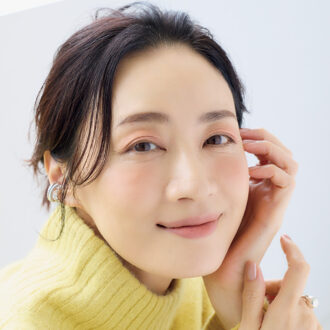 【50代の休日メイク】
リラックスムードを漂わせるなら「がんばりすぎないアイメイク」が正解