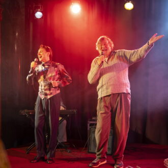 過酷な記憶を封印して明るく生きようとする父。『旅の終わりのたからもの』© 2024 SEVEN ELEPHANTS, KINGS&QUEENS FILMPRODUKTION, HAÏKU FILMS