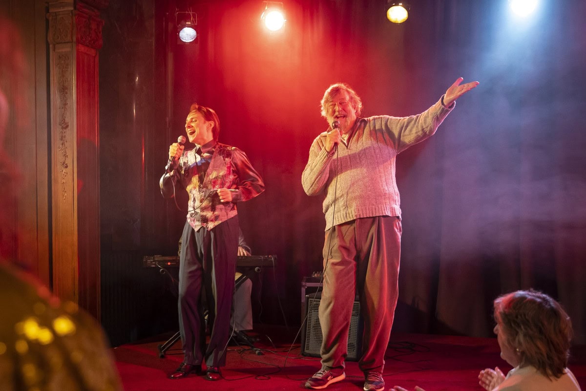 過酷な記憶を封印して明るく生きようとする父。『旅の終わりのたからもの』© 2024 SEVEN ELEPHANTS, KINGS&QUEENS FILMPRODUKTION, HAÏKU FILMS