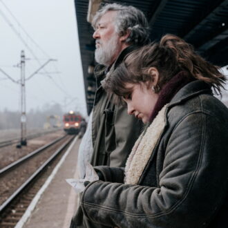 自由にふるまう父に娘はイライラを募らせ……。『旅の終わりのたからもの』© 2024 SEVEN ELEPHANTS, KINGS&QUEENS FILMPRODUKTION, HAÏKU FILMS