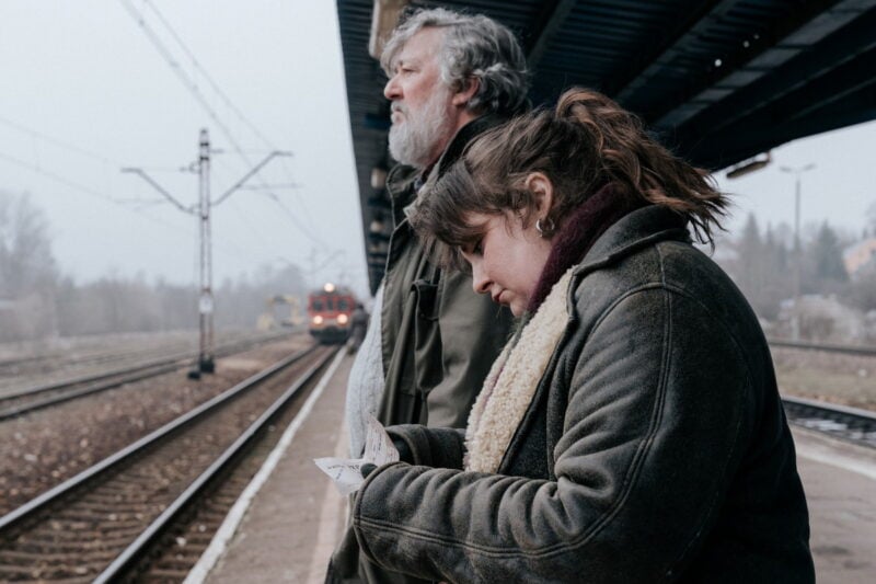 自由にふるまう父に娘はイライラを募らせ……。『旅の終わりのたからもの』© 2024 SEVEN ELEPHANTS, KINGS&QUEENS FILMPRODUKTION, HAÏKU FILMS