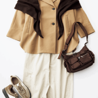 リブタートルネックセーター（一部店舗のみ販売）¥1,990、コーデュロイパンツ¥2,990、三角ストール（一部店舗のみ販売）¥1,990、ニットキャップ¥1,290、ショルダーバッグ（一部店舗のみ販売）¥2,990、スニーカー¥2,990／すべてジーユー