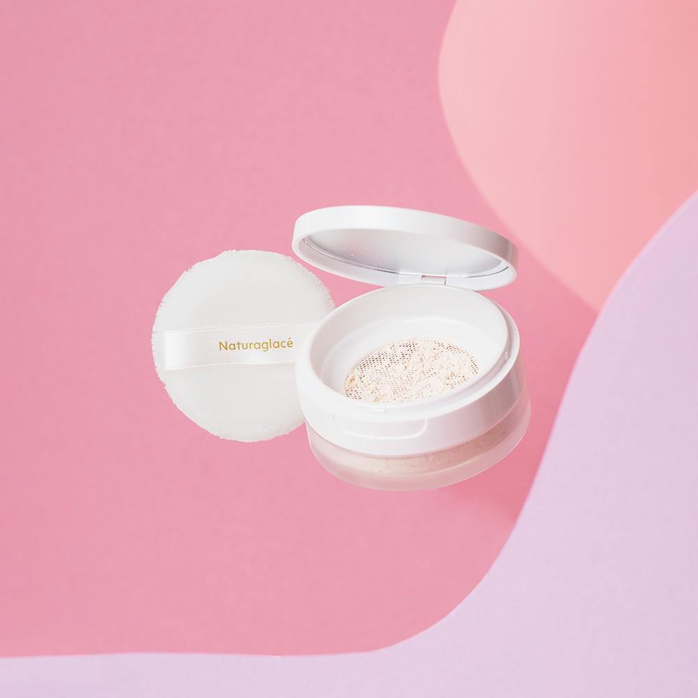 ナチュラグラッセ ルースパウダー ラディアント モイストN 12g ¥4,950（パフ付き、数量限定)／ナチュラグラッセ