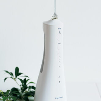 歯と歯の間や舌も水流の力ですっきり洗える 歯ブラシでは取り切れない、奥歯の奥や歯と歯の間に残った汚れを、超音波水流ですっきり洗浄。歯並びの悪い部分の磨き残し対策や、歯列矯正中のお手入れにもおすすめ。 ジェットウォッシャー ドルツEW-DJ55 オープン価格／パナソニック 理美容・健康商品 ご相談窓口