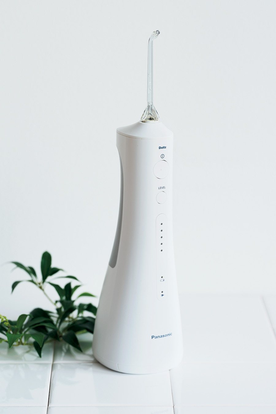 歯と歯の間や舌も水流の力ですっきり洗える 歯ブラシでは取り切れない、奥歯の奥や歯と歯の間に残った汚れを、超音波水流ですっきり洗浄。歯並びの悪い部分の磨き残し対策や、歯列矯正中のお手入れにもおすすめ。 ジェットウォッシャー ドルツEW-DJ55 オープン価格／パナソニック 理美容・健康商品 ご相談窓口