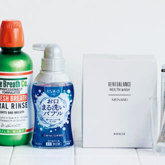 （右から） 1. 植物エキスが口をうるおし歯肉炎や口臭を予防 殺菌成分が菌の増殖を抑え、歯垢の付着を防ぎます。持ち歩きやすい1包タイプ。 ノンアルコールタイプ。 薬用デントバランス　マウスウオッシュ【医薬部外品】10ｍL×60 ¥4,400／メナード 2. 細かい泡が口に広がり30秒ですっきり洗浄 泡を舌の上にのせてから、ブクブクと20～30秒間すすいで吐き出すだけ。水うがいも必要なく、口の中がすっきり。 ピュオーラ 泡で出てくる洗口液 クリアミント180mL ¥990（編集部調べ）／花王 3. 口臭の原因にアプローチ長時間、においを防ぐ アメリカの歯科医が開発した全米No.1ノンアルコールマウスウォッシュ。ノンアルコールで低刺激、pHバランスにも着目し、歯の健康も守ります。 ザ・ブレスコ オーラルリンス マイルドミント500mL ¥1,760／グラフィコ