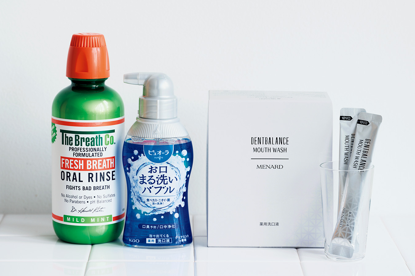 （右から） 1. 植物エキスが口をうるおし歯肉炎や口臭を予防 殺菌成分が菌の増殖を抑え、歯垢の付着を防ぎます。持ち歩きやすい1包タイプ。 ノンアルコールタイプ。 薬用デントバランス　マウスウオッシュ【医薬部外品】10ｍL×60 ¥4,400／メナード 2. 細かい泡が口に広がり30秒ですっきり洗浄 泡を舌の上にのせてから、ブクブクと20～30秒間すすいで吐き出すだけ。水うがいも必要なく、口の中がすっきり。 ピュオーラ 泡で出てくる洗口液 クリアミント180mL ¥990（編集部調べ）／花王 3. 口臭の原因にアプローチ長時間、においを防ぐ アメリカの歯科医が開発した全米No.1ノンアルコールマウスウォッシュ。ノンアルコールで低刺激、pHバランスにも着目し、歯の健康も守ります。 ザ・ブレスコ オーラルリンス マイルドミント500mL ¥1,760／グラフィコ