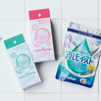 （右から） 1. ハイドロキシアパタイトや保湿成分でドライマウス対策 口の乾燥は、口臭や歯周病の原因に。歯や骨の主成分・ハイドロキシアパタイトや、ラクトフェリンを配合したゆず風味のタブレットで、口の乾燥やねばつき感が気になるときにおすすめ。 アパモイスト 60粒 ¥1,598／サンギ 2. 体内菌のバランスを整えながら手軽に口臭ケア 口の中の健康のため注目されている口内フローラ。森永乳業の特許成分オーラバリア®や体内 菌のバランスを整えるといわれるロイテリ菌を配合し、口臭ケア＆菌活に。 エムエムフローラアップルミント風味、おやすミント風味30粒 ¥2,592／ミーズ