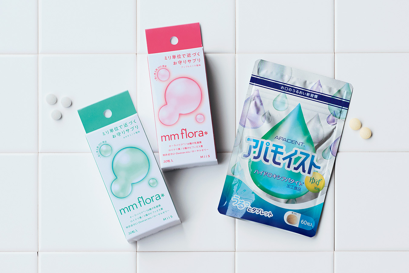 （右から） 1. ハイドロキシアパタイトや保湿成分でドライマウス対策 口の乾燥は、口臭や歯周病の原因に。歯や骨の主成分・ハイドロキシアパタイトや、ラクトフェリンを配合したゆず風味のタブレットで、口の乾燥やねばつき感が気になるときにおすすめ。 アパモイスト 60粒 ¥1,598／サンギ 2. 体内菌のバランスを整えながら手軽に口臭ケア 口の中の健康のため注目されている口内フローラ。森永乳業の特許成分オーラバリア®や体内 菌のバランスを整えるといわれるロイテリ菌を配合し、口臭ケア＆菌活に。 エムエムフローラアップルミント風味、おやすミント風味30粒 ¥2,592／ミーズ