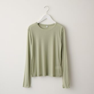 【GUで指名買い】50代が選ぶべき一着
重ね着スタイルに欠かせない挿し色アイテム