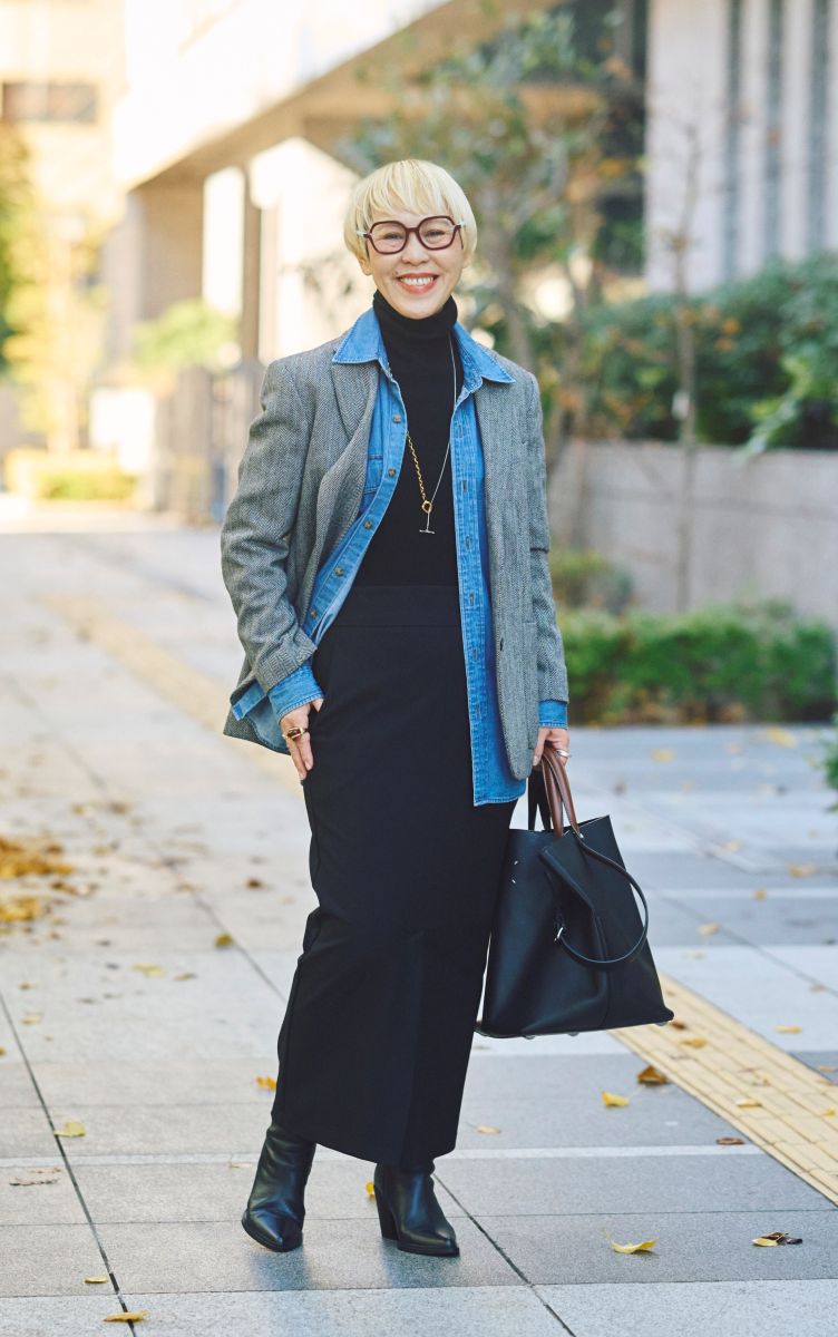 ジャケットとダンガリーシャツの重ね着