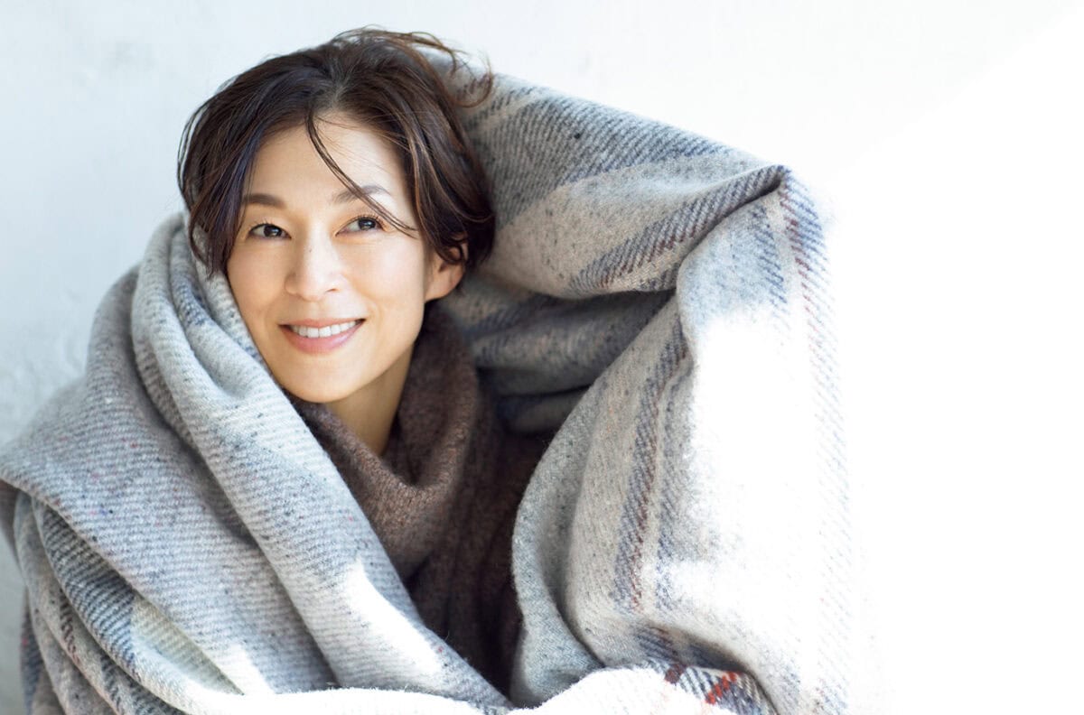 ブランケット¥236,500、ネックウォーマー¥46,200 /ともにジョンストンズ オブ エルガン