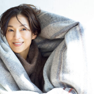 ブランケット¥236,500、ネックウォーマー¥46,200 ／ともにジョンストンズ オブ エルガン