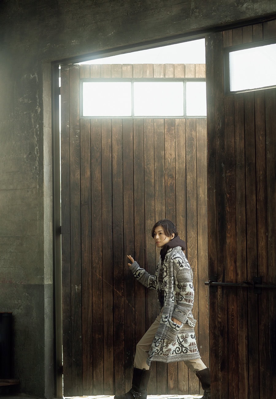 カーディガン¥132,000、セーター¥49,500、パーカー¥26,400、Tシャツ¥16,500、パンツ¥38,500、ブーツ（参考商品）／すべてポロ ラルフローレン