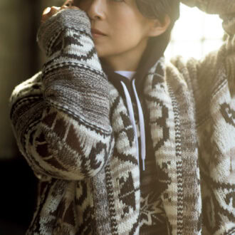 カーディガン¥132,000、セーター¥49,500、パーカー¥26,400、Tシャツ¥16,500、パンツ¥38,500、ブーツ（参考商品）／すべてポロ ラルフローレン